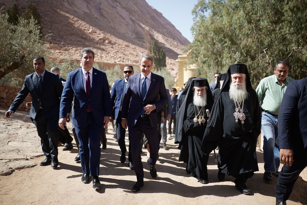 A group of men walking on a dirt road

AI-generated content may be incorrect.