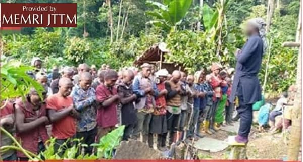 A group of people standing in a line

AI-generated content may be incorrect.